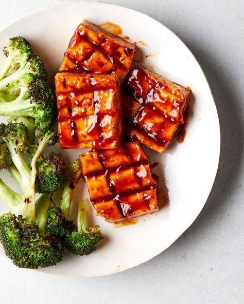 BBQ Tofu Best Tofu Recipes, Tofu Steak, Meat Bbq, Burger Bun, Bbq Tofu, High Protein Vegetarian Recipes, Grilled Tofu, Tofu Recipe, Tofu Dishes