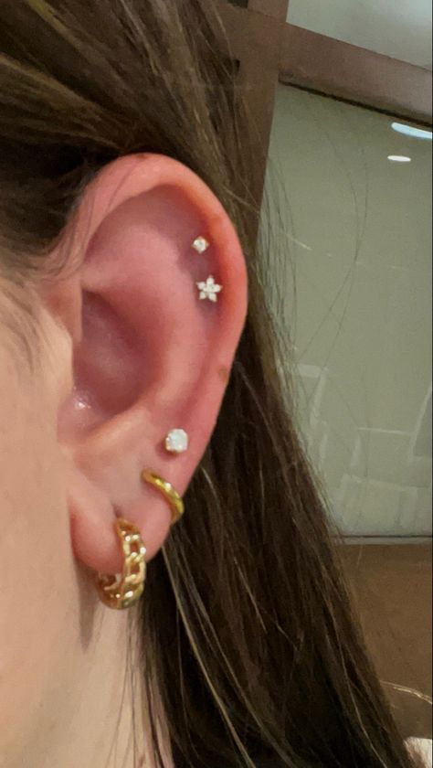 Piercings ear piercings piercing ideas earrings Small Ears Piercings Ideas, 5 Ear Piercings, Constellation Ear Piercings, Multiple Ear Piercings Aesthetic, Types Of Ear Piercings Chart, Ears Piercing Ideas, Piercing Stack, Gold Piercings, Minimalist Ear Piercings