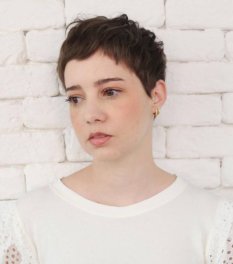 Pixie Hair Round Face Plus Size, Genifer Goodwin Short Hair, Pixie Hair Plus Size, Extra Short Pixie Haircut, Pixie Cut Plus Size Round Faces, Queer Pixie Cut, Pixie Cut On Plus Size Women, Plus Size Pixie Cut, Round Face Pixie Haircut