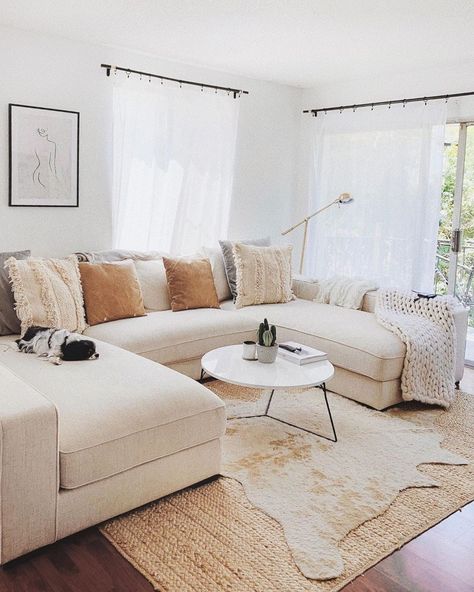 Havenly on Instagram: “Layering rugs is a simple & visually interesting way to add dimension to any room. What's your favorite part about this cozy living room?…” Sunday Cleaning, Pretty Apartments, S�öderhamn Sofa, Havenly Living Room, Layered Rugs, Interior Define, Online Interior Design, Cheap Decor, Cozy Living Rooms