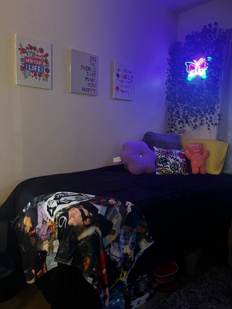 Hbcu Dorm Room, Dorm Room Hbcu, Hypebeast Dorm Room, Hbcu Dorm Room Ideas, Black Dorm Room Ideas, Hbcu Dorm, Dorm Room Themes, Dorm Apartment Decor, Pretty Dorm Room