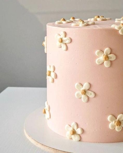 Simple Flowers On Cake, Flower Cake 1st Birthday, Cake Ideas For 6 Year Girl, Simple Cake For Girl, Simply Birthday Cake Ideas, First Birthday Cake Flowers, Simple Girls Birthday Cake, Girls Birthday Cakes Simple, Baby Shower Cakes Girl Simple