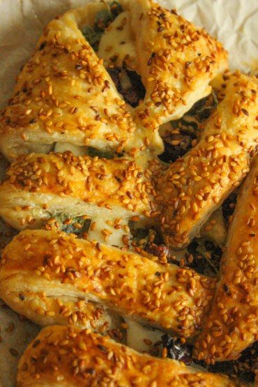 Express Thyme and Halloumi Pastry English Sweets, Savory Pastry, Puff Pastry Recipes, Entertaining Recipes, Bread And Pastries, Pastry Recipes, Greek Recipes, So Delicious, Puff Pastry