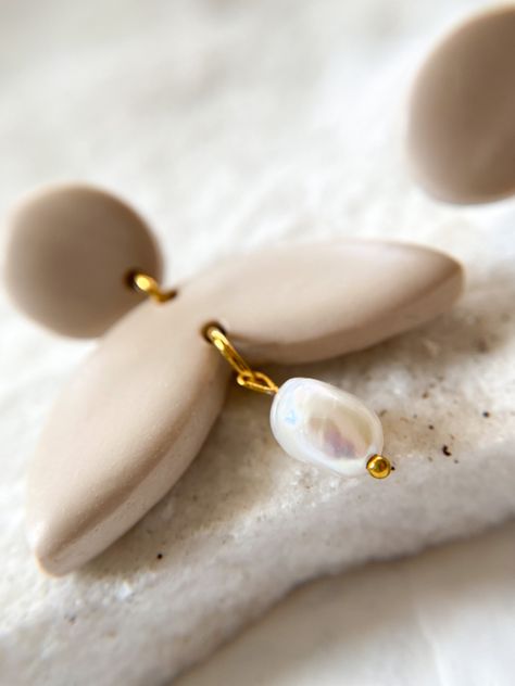 polymer clay earrings in beige color with pearls Pearl Clay Earrings, Polymer Jewellery, White Statement Earrings, Fimo Art, Beige Earrings, Pearl Statement Earrings, Earrings With Pearls, Poly Clay, Polymer Jewelry