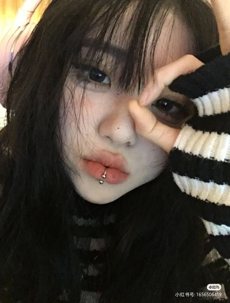 Pretty Girl Aesthetic, Chinese Social Media, Aesthetic Nail, Douyin Makeup, Icons Girls, Face Piercings, Piercings For Girls, Cool Piercings, Girl Korean