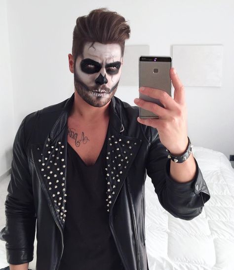 3,701 Likes, 39 Comments - Mensfashion ▪️Street ▪️Style (@mensfashion_guide) on Instagram: “Dope or Nope? 😄🔥 Via @streetfitsgallery  Follow @mensfashion_guide for more! By @stefanotratto…” Skeleton Makeup Beard, Skull Makeup Beard, Men Skeleton Makeup, Halloween Makeup Men Beard, Man Skull Makeup, Costume Halloween Homme, Make Up Halloween Hombre, Skeleton Face Makeup, Mens Halloween Makeup