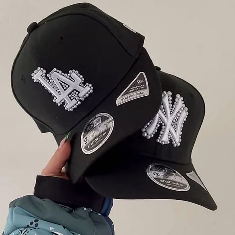 Custom New Era Hats, Y2k Jewellery, Custom Fitted Hats, Swag Hats, Streetwear Caps, Trendy Outfit Inspo, Dope Hats, Funky Hats, Hat Aesthetic