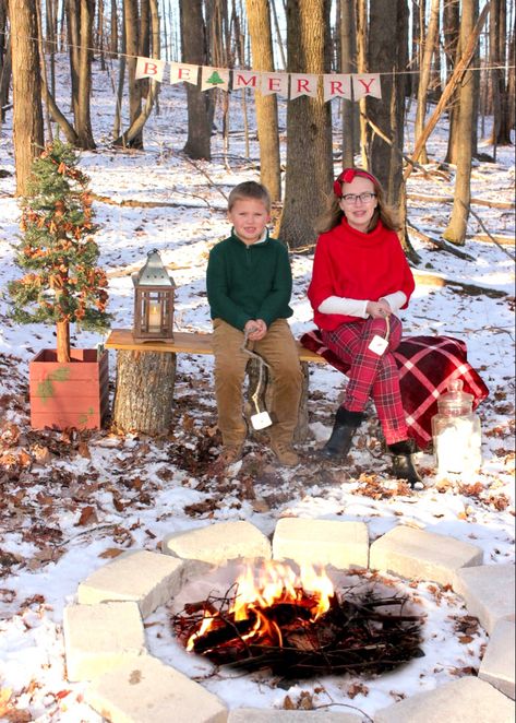 Christmas Campfire Pictures, Campfire Christmas Pictures, Family Christmas Pictures, Kris Kringle, Beach Christmas, Christmas Photography, Christmas Photoshoot, Childrens Christmas, Holiday Pictures