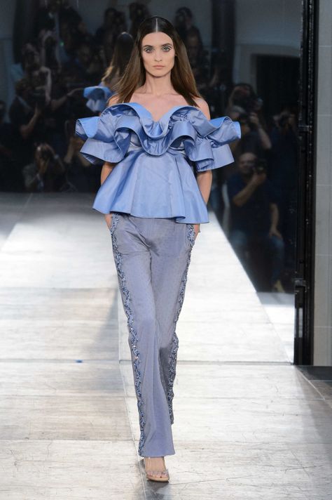 Ruffles Fashion Runway, Alexis Mabille Haute Couture, Structured Fashion, 2016 Couture, Haute Couture Paris, Alexis Mabille, Fancy Blouses, Fancy Blouse Designs, Couture Tops