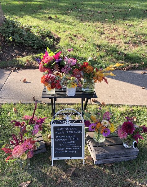 Kids Flower Stand, Portable Flower Stand, Flower Stand Sign, Autumn Neighborhood, Flower Stand Ideas, Diy Flower Stand, Roadside Flower Stand, Flower Posies, Flower Signs