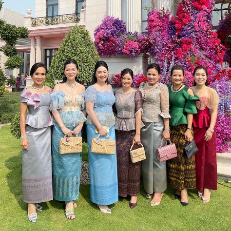 Cambodian Wedding Guest Outfit, Mizo Traditional Attire, Sunday Top, Cambodian Wedding, Traditional Dresses Designs, Indian Look, Myanmar Dress Design, Myanmar Dress, Designer Top