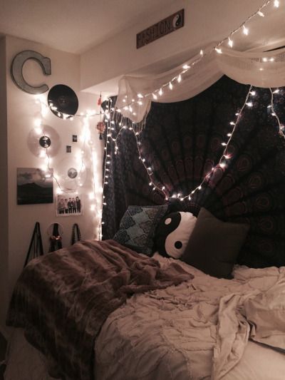 CAMILLE Emo Bedroom Aesthetic, Emo Bedroom, Edgy Bedroom, Bedroom Aesthetic Ideas, Hipster Room, Hipster Bedroom, Crystal Room Decor, Grunge Bedroom, Crystal Room