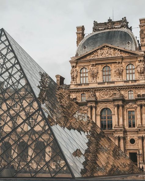 Travel Photography Inspiration, Louvre Paris, Destination Voyage, Paris Travel, Travel Goals, Pretty Places, Travel Inspo, International Travel, Travel Aesthetic