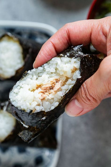 Onigiri Recipe Tuna Mayo, Tuna Mayo Onigiri Recipe, Onigiri Tuna, Tuna Mayo Onigiri, Convenience Store Food, Japanese Onigiri, Japanese Convenience Store, Tasty Rice Recipes, Onigiri Recipe