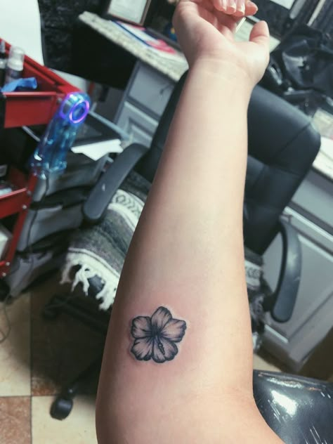 200s Tattoos, Small Hibiscus Tattoo, Hibiscus Tattoo, Cute Hand Tattoos, Pretty Hand Tattoos, Small Flower Tattoos, Small Pretty Tattoos, Red Ink Tattoos, Tattoos For Black Skin