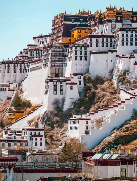 The Potala Palace is a majestic building integrating palaces, castles and monasteries in Tibet Tibet Architecture, Tibet Monastery, Potala Palace Tibet, Nepal Architecture, Tibetan Architecture, Potala Palace, Buddhist Art Drawing, China Architecture, Asian Architecture