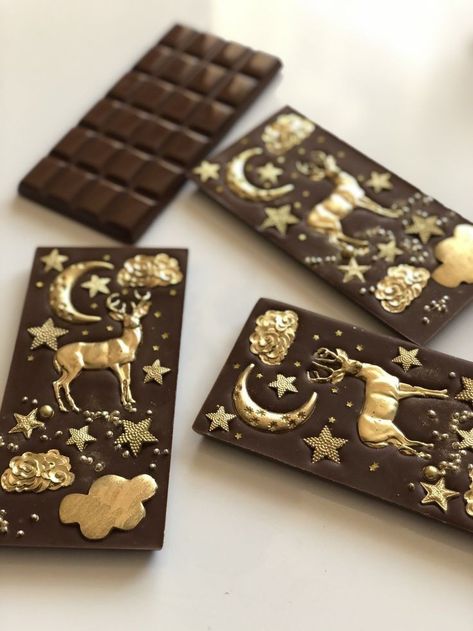 Chocolate Design Ideas, Chocolate Bar Ideas, Diy Chocolate Bars, Artisanal Chocolate, Custom Chocolate Bars, Chocolate Bar Design, Chocolate Bars Gift, Homemade Chocolate Bars, Chocolate Candy Recipes