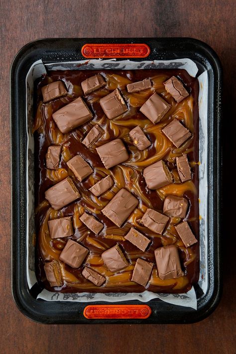 Mars Bar Brownies, Mars Bar Recipes, Mars Bar Squares, Traybake Recipes, Food Polls, Chess Cake, Mars Bars, Gourmet Cookie, Cadbury Creme Egg