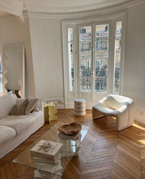 French House Aesthetic, Haussmann Interior, Paris Apartment Aesthetic, Small Parisian Apartment, Small Paris Apartment, Paris Apartment Interiors, Parisian Living Room, French Living Rooms, Parisian Interior