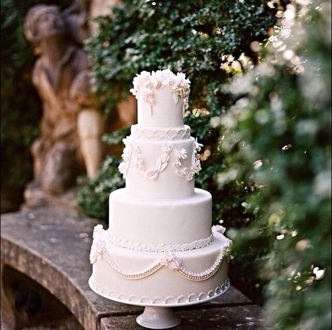 Beautiful Swan House Wedding, Swan House, Chic Vintage Brides, Elegant Wedding Inspiration, Classic Wedding Cake, Cake Photography, White Wedding Cakes, Simple Wedding Cake, Wedding Cakes Vintage