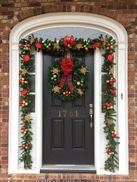 Main Door Christmas Decor, Christmas Garland Doorway Front Entry, Christmas Garland Door, Staircase Christmas, Xmas Display, Entrance Door Decor, Door Garland, Decorate Christmas, Christmas Dreaming