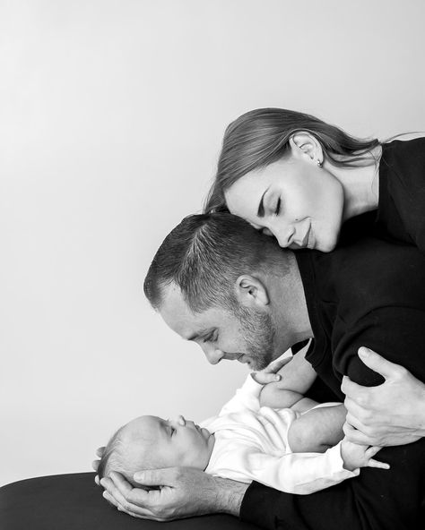 Newborn Family Pictures, Baby Family Pictures, First Family Photos, Mother Baby Photography, Foto Newborn, Family Photos With Baby, Family Photoshoot Poses, Newborn Family Photography, Baby Pictures Newborn