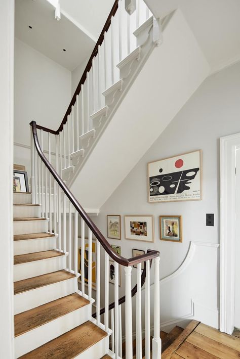 This Georgian Home in London Uses Blue as Accent Color 10 Colourful Georgian Interiors, Georgian House Hallway, Georgian Staircase Ideas, Georgian Hallway Ideas, Georgian Townhouse Interior, Georgian Staircase, Modern Georgian Interiors, White Corian Countertops, Hall Ways Ideas