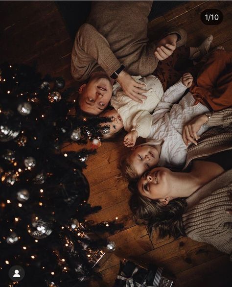 Family Photography Christmas, New Year Family Photo Ideas, Home Christmas Photoshoot Family, Christmas Family Poses, New Year Family Photoshoot, Family Of 4 Christmas Photos, Christmas Family Photos At Home, Christmas Pfps Aesthetic, Holiday Photoshoot Family