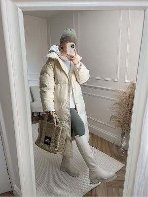 How To Style Cream Boots, What To Wear With Cream Boots, Cream Boot Outfit, Outfits With Cream Boots, White Winter Coat Outfit, Cream Boots Outfit Winter, Cream Coat Outfit Winter, Cream Winter Outfit, All Cream Outfit