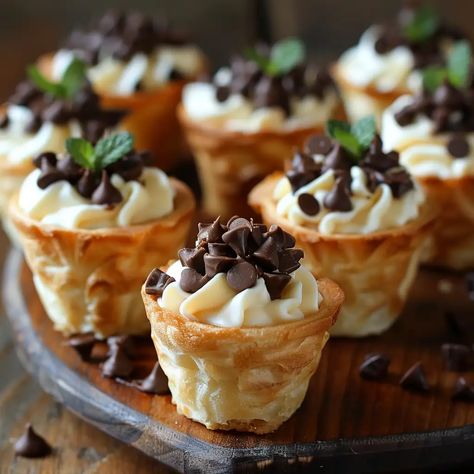 Cannoli Cups, Mini Cannoli, Cannoli Recipe, Easy To Make Desserts, Dessert Cups, Cannoli, Mini Chocolate Chips, Mini Desserts, Simple Recipe