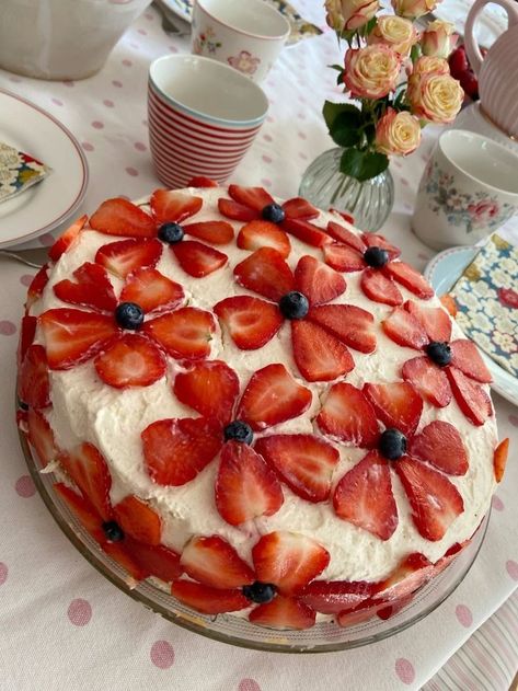 Cute Summer Desserts, Spring Baking Ideas, Summer Baking Ideas, Cake With Strawberries, Spring Baking, Mini Torte, Recipe Baking, Summer Baking, Summer Cakes