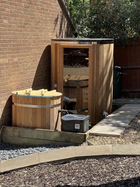 Outdoor Traditional Sauna Setup Sauna And Cold Plunge, Sauna Cold Plunge, Wood Sauna, Backyard Spa, Sauna Hot Tub, Home Spa Room, Pool Shed, Sauna House, Home Gym Garage