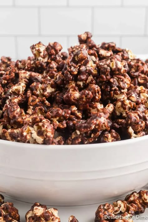 Chocolate Popcorn Recipe, Popcorn Recipes Chocolate, Popcorn Dessert, Covered Popcorn, Flavored Popcorn Recipes, Chocolate Drizzled Popcorn, Popcorn Recipes Easy, Chocolate Covered Popcorn, Popcorn Cake