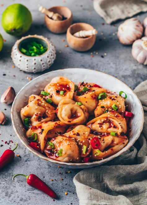 Sichuan Spicy Wontons in Chili Sauce Spicy Wontons, Wonton Dumplings, Vegan Mushroom Stroganoff, Kue Macaroon, Chili Sauce Recipe, Won Ton, Wonton Recipes, Homemade Dumplings, Dumplings For Soup