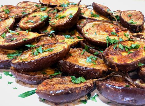 Roasted Baby Eggplants Fingerling Eggplant Recipes, Mini Eggplant Recipe, Baby Eggplant Recipes, Fairytale Eggplant, Mediterranean Eggplant, Baby Eggplant, Eggplant Recipes Easy, Keto Healthy, Aleppo Pepper