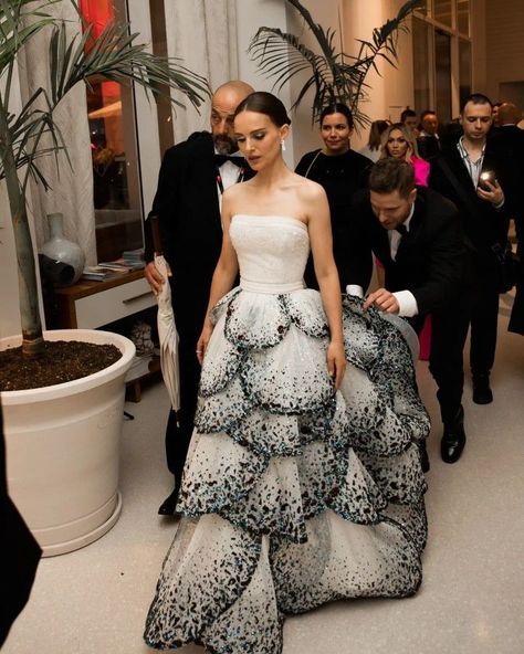 Garden Of Time Dress Met Gala, Met Gala 2024 Ideas, Met Gala 2024 Dresses, Charity Gala Dress, Vestidos Met Gala, Met Gala Outfits, Met Gala Dresses, Couture Wedding Gowns, Fashion Fails