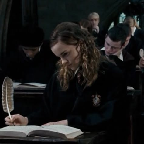 Hermione Study, Eleven Hopper, High Achiever, Bonnie Wright, Cedric Diggory, Study Inspo, Ginny Weasley, Hermione Granger, Emma Watson