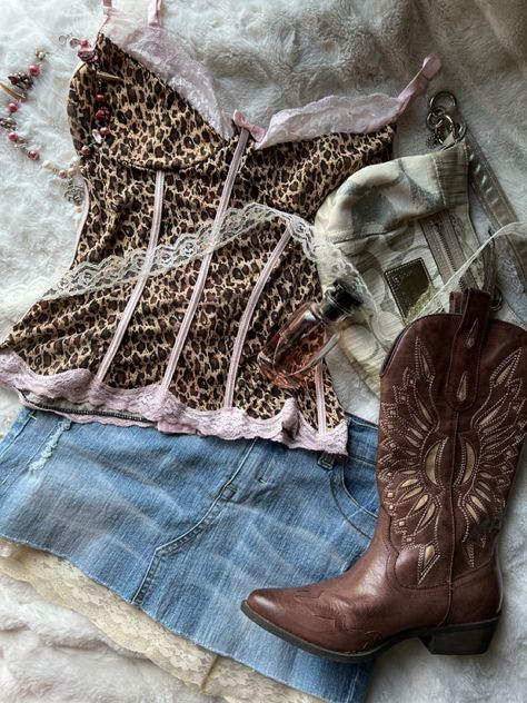 Dolette Coquette, Country Aesthetic Outfit, Early 2000 Fashion, Outfit Inspo Y2k, Americana Outfits, Y2k Cowgirl, Cowgirl Boots Outfit, Southern Fashion, Downtown Outfits