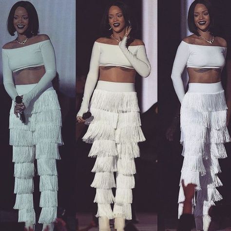 @badgalriri #Rihanna #queen #inspo #lovethislook Fringe Pants Outfit, Rihanna Fits, Fringe Outfit, Fringe Clothing, Fringe Pants, Rihanna Outfits, Curvy Fashionista, Crystal Bags, Afro Punk