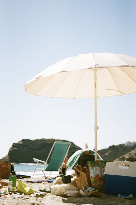 35mm Film Photography Aesthetic Beach Pictures Instagram, Summer Film Aesthetic, Leisure Photography, Film Photography Summer, Beach Film Photography, Film Beach, Draw Photo, Sunny Aesthetic, Beach Film