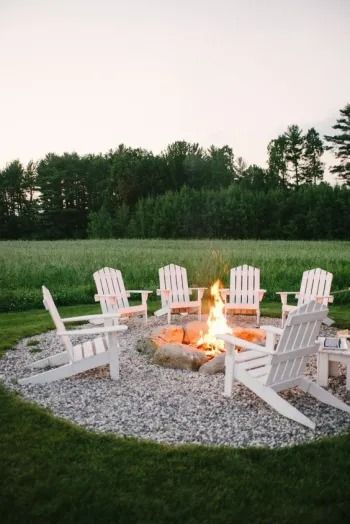 53 Best Fire Pit Ideas for Your Backyard - Matchness.com Farm Fire Pit, Rustic Fire Pit, Fire Pit Plans, Outdoor Fire Pit Seating, Outdoor Fire Pit Designs, Fire Pit Landscaping, Cheap Backyard, Backyard Seating, Fire Pit Seating