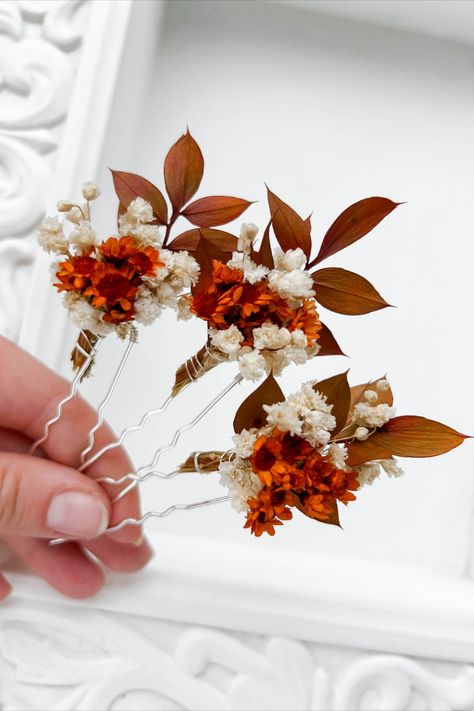 Dried flower hair pins for Rustic Terracotta wedding ceremony made with real dried flowers. Terracotta Wedding Ceremony, Terracotta Hair, Rustic Terracotta Wedding, Rust Terracotta Wedding, Fall Wedding Hair Pieces, Flower Hair Pins Wedding, Hair Pins Bridal, Fall Wedding Hairstyles, Dried Flowers Wedding