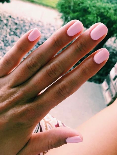 Short, square, natural nails will always be the go-to aesthetic. Love the opaque bubblegum pink nail polish on these nails, too. Her Nails, Nail Arts, Manicure E Pedicure, Nail Polish Colors, Manicure And Pedicure, How To Do Nails, Beauty Nails, Natural Nails, Short Nails