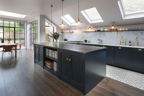 Stunning kitchen with dark cabinets, brass hardware, brass taps, marble and bert and may floor tiles. By 202 design, photographed by Alex Maguire Kitchen Floor Tile Design, Island With Sink, Kitchen Diner Extension, Kitchen Cabinet Trends, Kitchen Island With Sink, Dark Kitchen, Classic Kitchen, Best Kitchen Designs, Dark Kitchen Cabinets