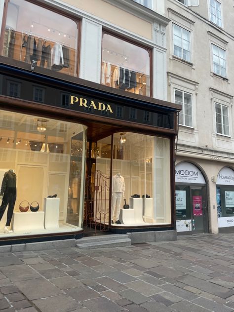 Milan Store, Prada Store, Austria Salzburg, Prada Milano, Women's Bags By Material, Aesthetic Luxury, Prada Designer, Beige Aesthetic, Instagram Inspo