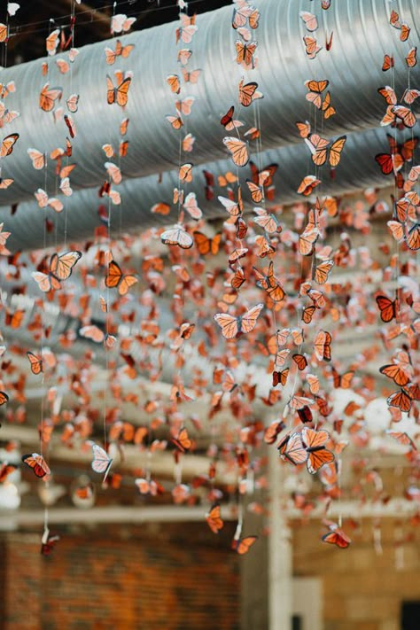 You need to the see this amazing hanging paper butterfly installation at Strongwater industrial warehouse - with more than 7,000 monarchs made by the bride! Butterfly Wedding Ideas, Butterfly Wedding Theme, Heart Ideas, Trending Wedding, Big Splash, Boda Mexicana, Heart Flutter, Butterfly Wedding, Butterfly Theme