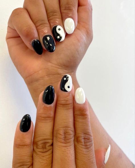 Ying Yang Nail Design, Short Ying Yang Nails, Ting Yang Nail Design, Short Nails Ying Yang, Ying Yang Nail Art, Yin Yang Nail Art, Nails Acrylic Ying Yang, Black Nails Ying Yang, Yin Yang Almond Nails