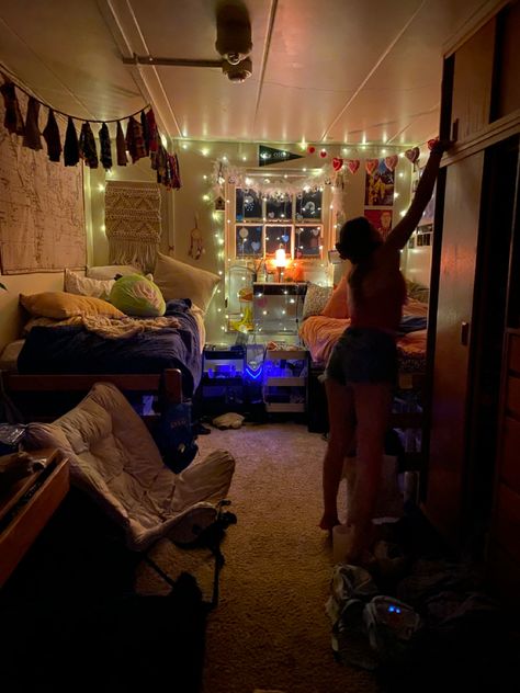 Fall Dorm Room Aesthetic, Shared House Ideas, Dorm Room Ceiling Decor, Big Dorm Room Ideas, Cute Dorm Room Ideas For Two, Dorm Seating Ideas, Dorm Room With Couch, Baddie Dorm Room Ideas, Shared Dorm Room Ideas