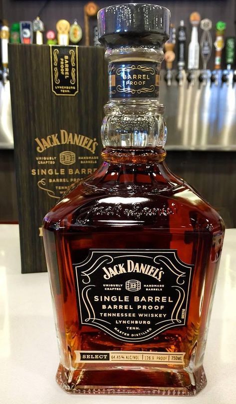 Best Bourbon, Jack Daniels Bottle, Bottles Design, Bourbon Bar, Party Drinks Alcohol, Bourbon Drinks, Best Bourbons, Alcohol Packaging, Apple Logo Wallpaper Iphone