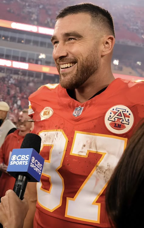 Kelce Chiefs, Travis Taylor, Taylor Boyfriend, Popular Magazine, Seventeen Magazine, Travis Kelce, Taylor Swift Pictures, White Boys, Really Funny Pictures